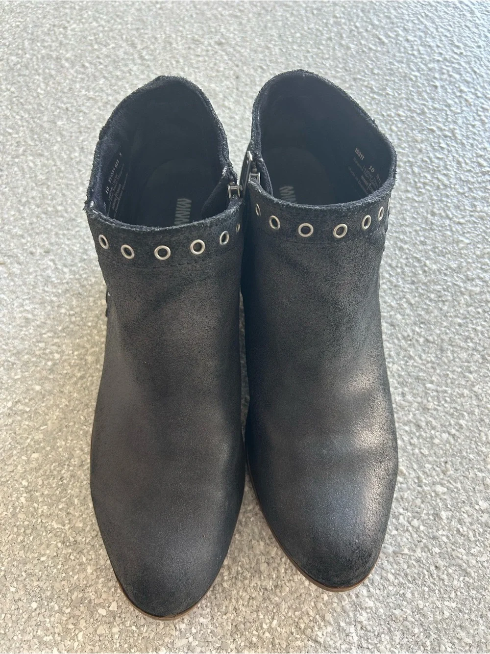 Minnetonka Brenna Women's Black Distressed Suede Ankle Boots with Grommet Sz 10